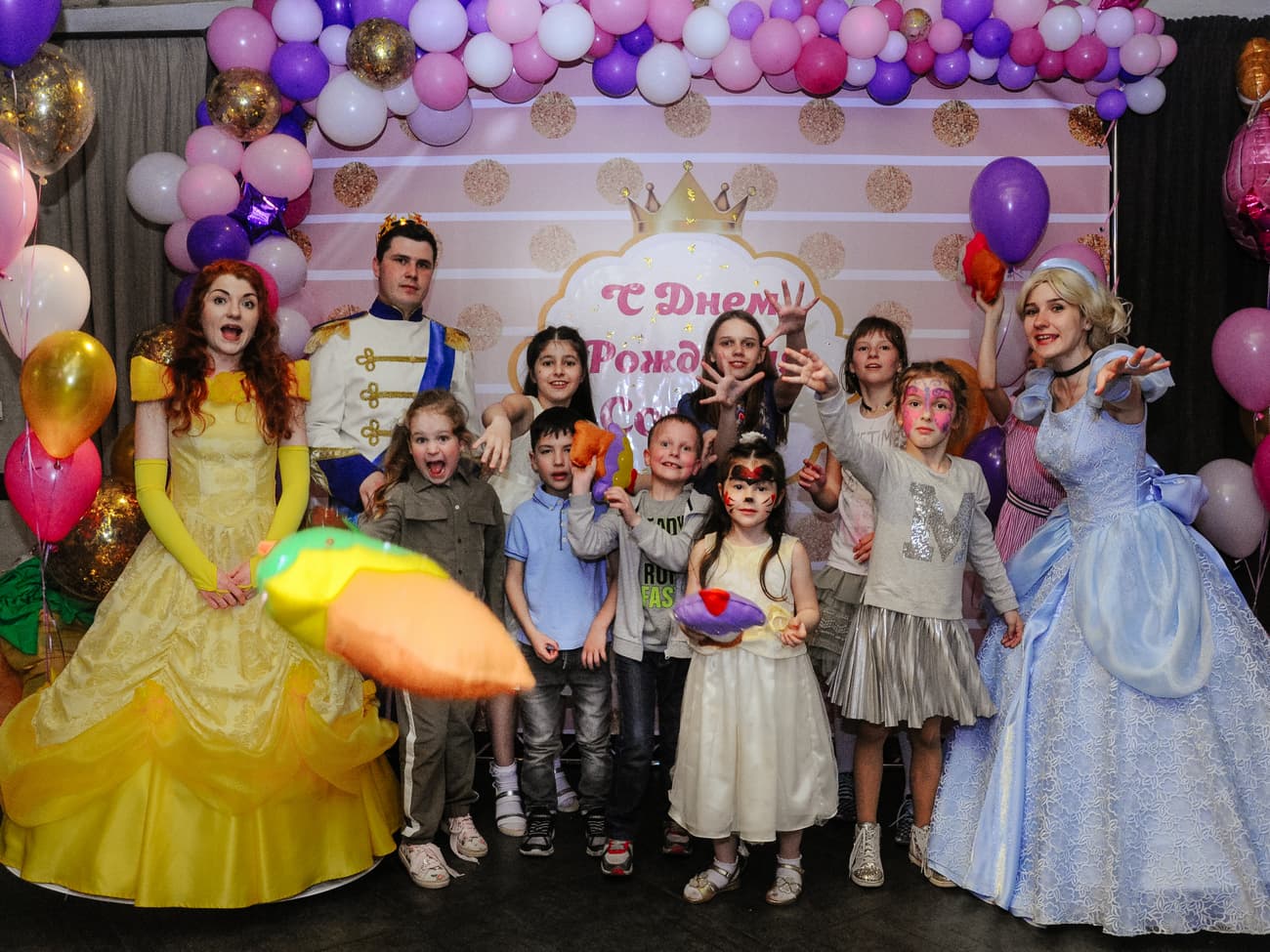 Фото на память для детей с принцессами и принцем