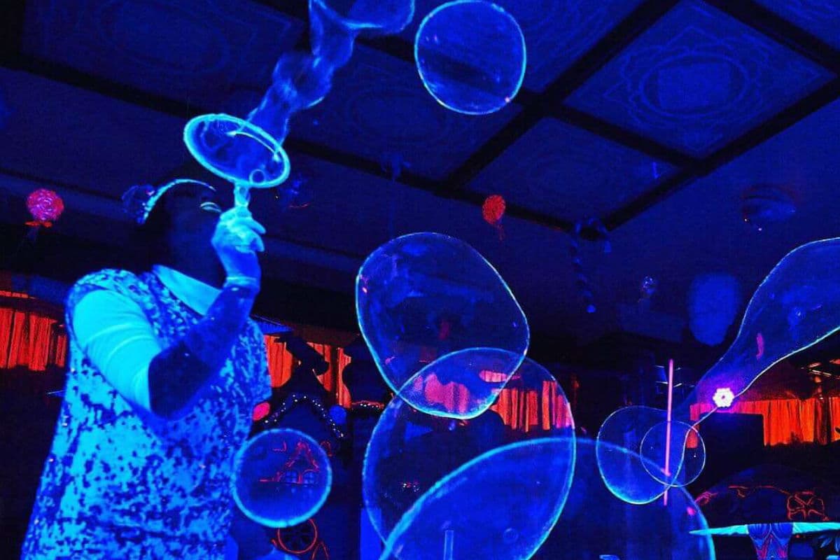 Шоу ярких неоновых мыльных пузырей