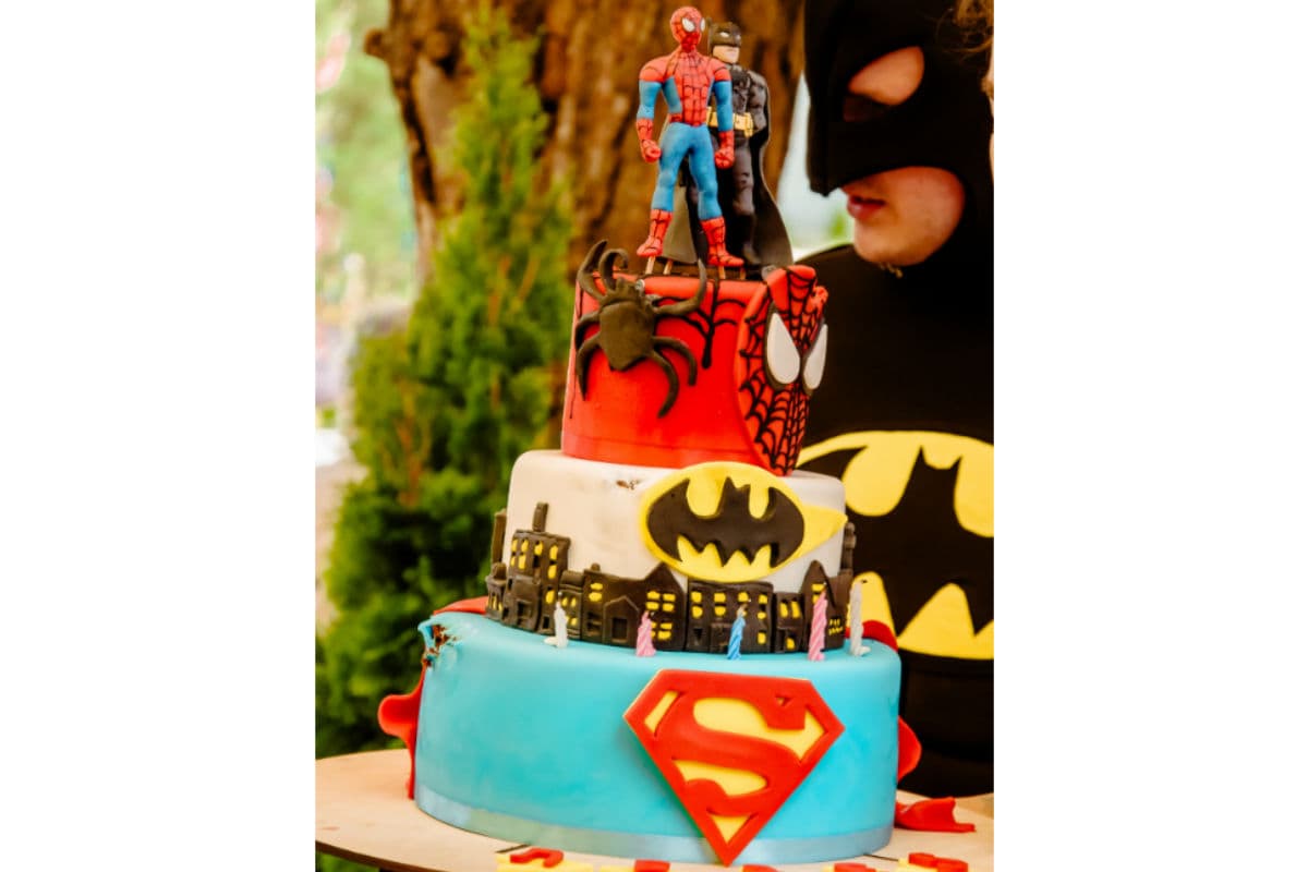 Красивый и вкусный торт на праздник «Бэтмен и Спайдермен»
